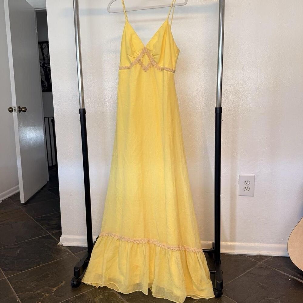 Vintage yellow maxi dress with v-neckline and ruffled skirt. Size: S